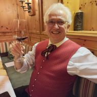 Gerhard mit Weinglas