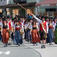 Stadtmusik marschiert am Marktplatz